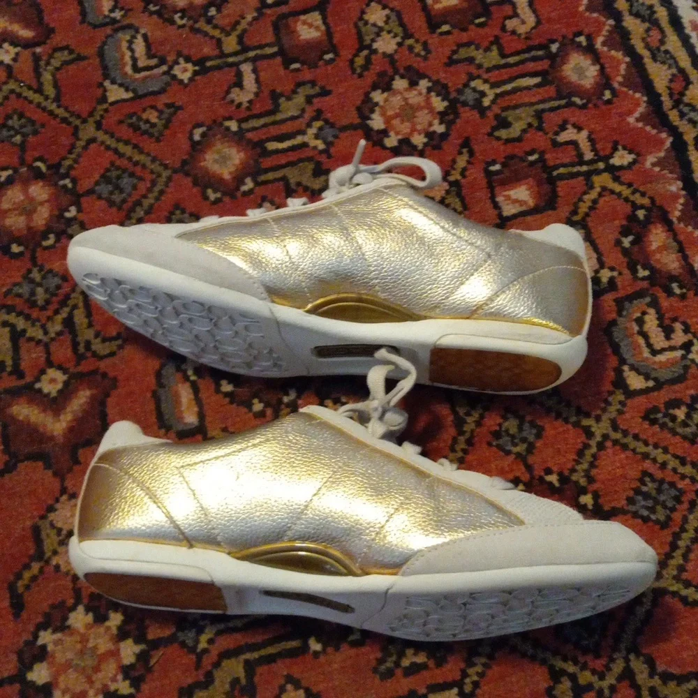 Like New! Coach 26 Reina Metalic Gold Low Cut Sneaker - Picture 2 of 7